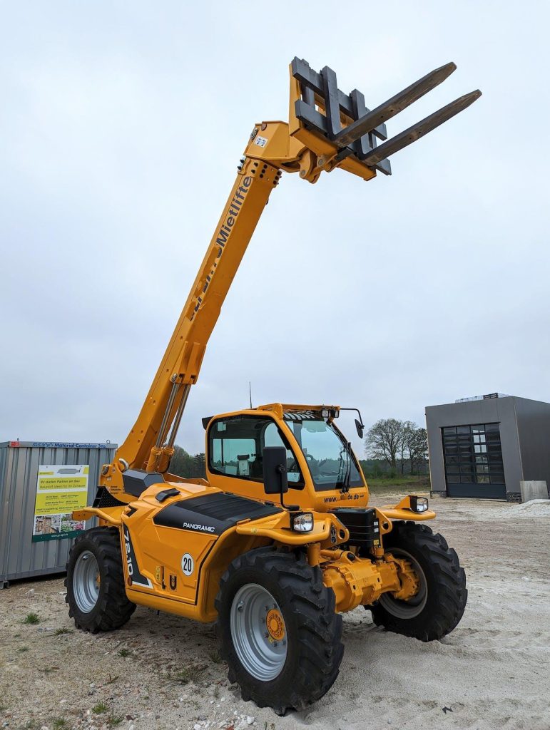 Bouwplaats met diverse machineverhuur apparatuur zoals graafmachines en kranen voor slimme kostenbesparing