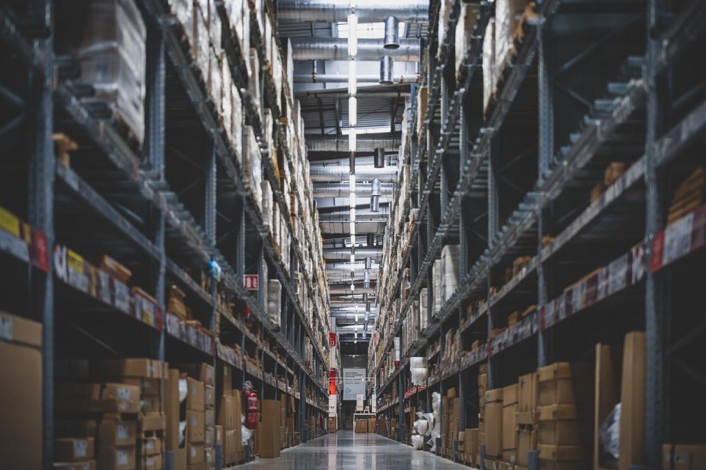 Gebruikte grootvakstellingen in magazijn voor efficiënte opslag en kostenbesparing