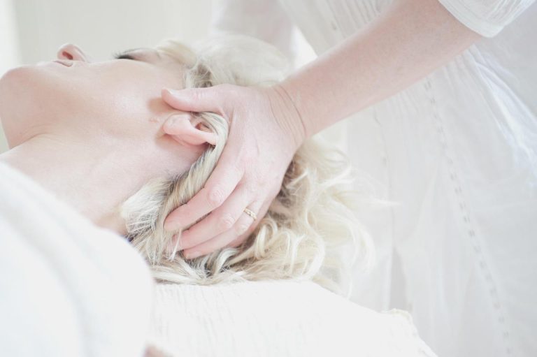 Vrouw toont resultaat van laserontharing zonder spijt - gladde huid zonder haren op benen