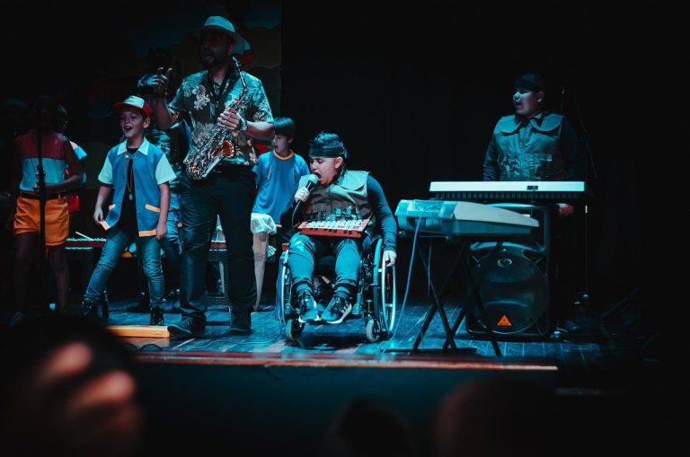 Professionele podiumverlichting met LED en bewegende koppen voor innovatieve podiumtechnologie op evenementen
