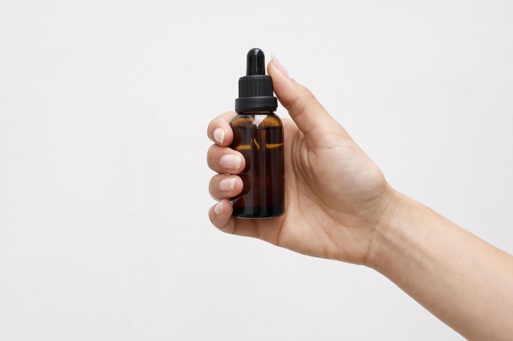 Propolis tinctuur in donkeramberachtige kleur met karakteristieke harsachtige geur en kruidig aroma
