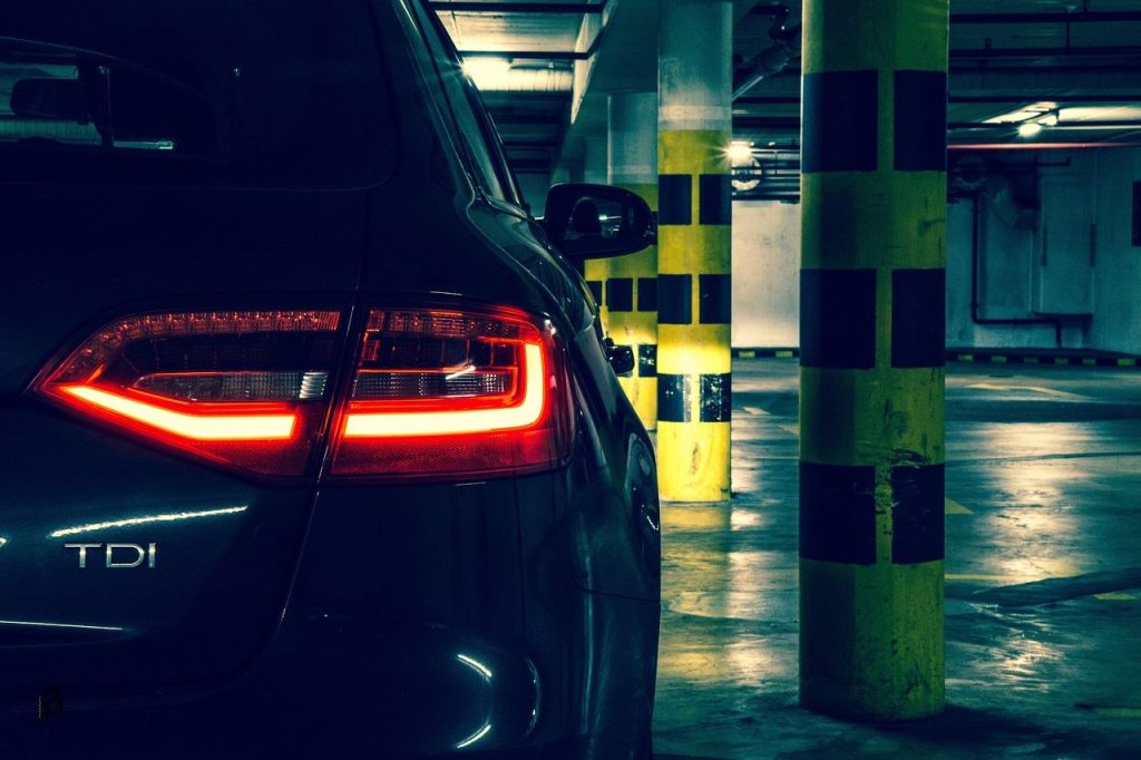 Garagebezoek in Eerbeek: monteur voert diagnose uit aan auto voor onderhoud en reparatie